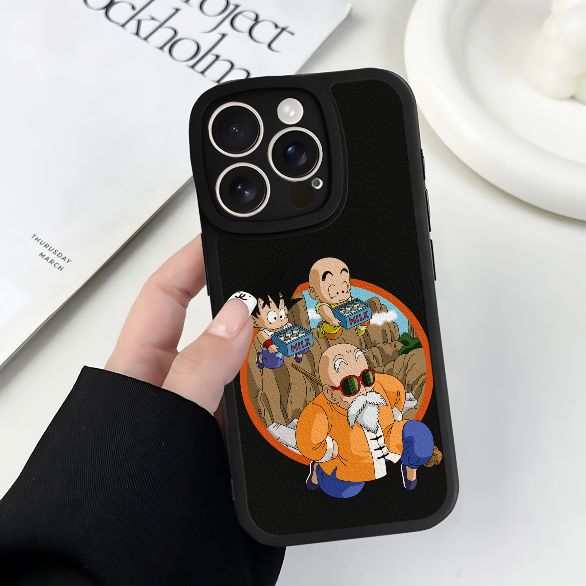 （画像用） ドラゴンボール 亀仙人（かめせんにん） DRAGON BALL Master Roshi Kame Sennin 【iPhone 16シリーズ対応】シリコンスマホケース（レザー調） 材質：シリコン